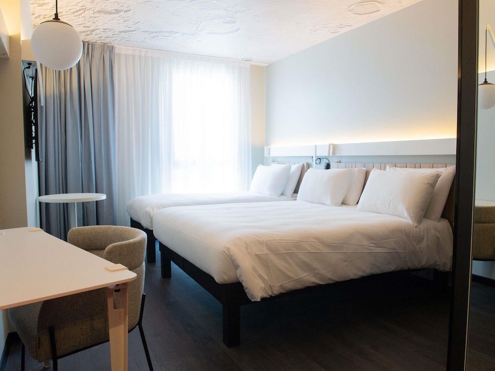 Habitación Deluxe con 1 cama doble y 1 cama individual del hotel Ibis Montlhery Paris Sud. Foto 8