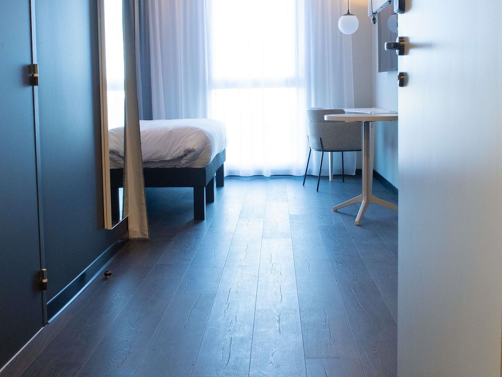 Habitación PMR del hotel Ibis Montlhery Paris Sud. Foto 7
