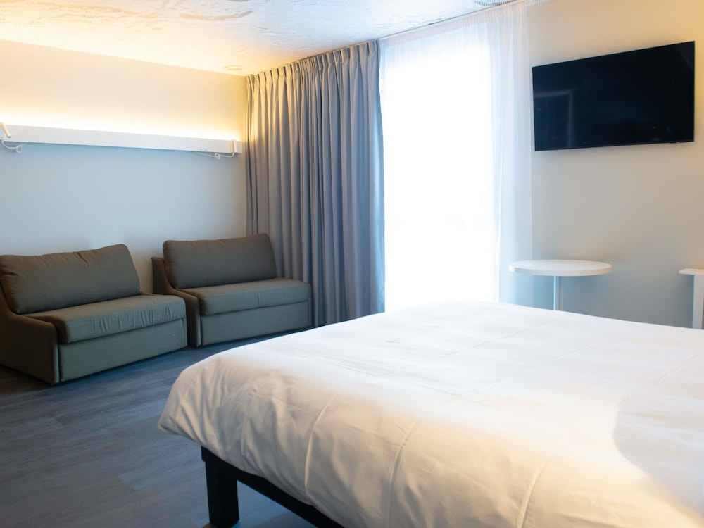 Habitación Deluxe con 3 camas individuales del hotel Ibis Montlhery Paris Sud. Foto 4