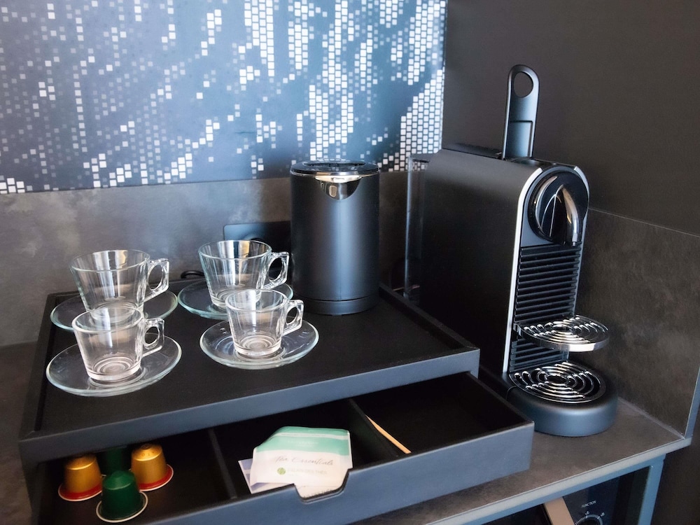 Habitación Deluxe con 2 camas individuales del hotel Ibis Montlhery Paris Sud. Foto 3