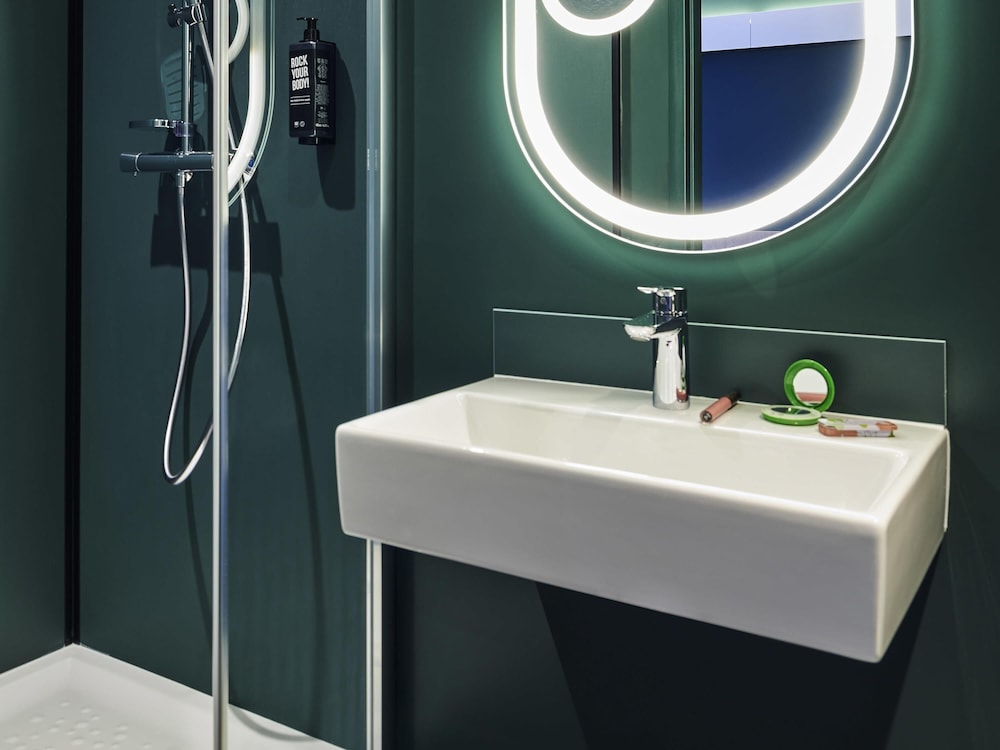 Habitación estándar con 2 camas individuales del hotel Ibis Montlhery Paris Sud. Foto 6