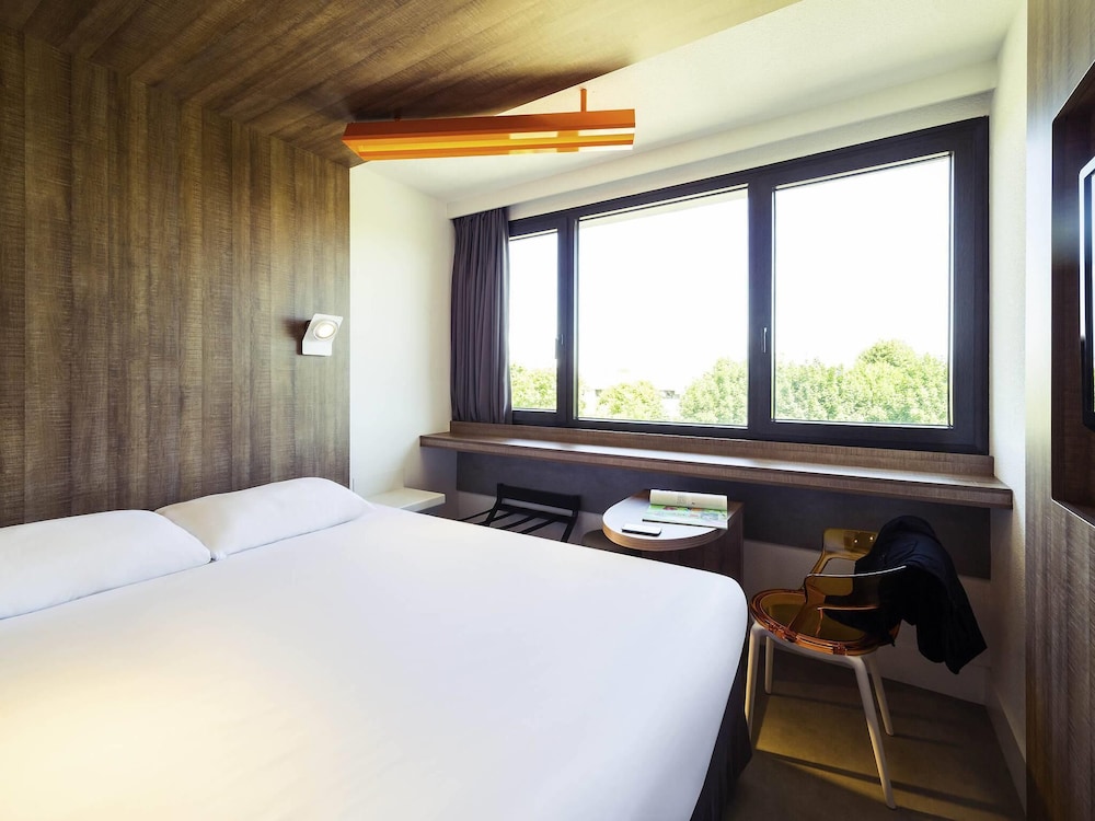 Habitacion Standard con 1 cama doble del hotel ibis Styles Niort Poitou Charentes. Foto 2