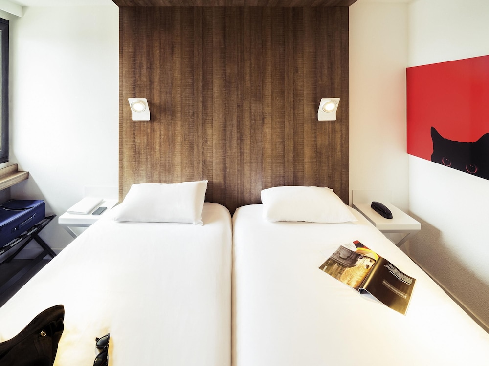 Habitacion Standard con 1 cama doble del hotel ibis Styles Niort Poitou Charentes. Foto 3