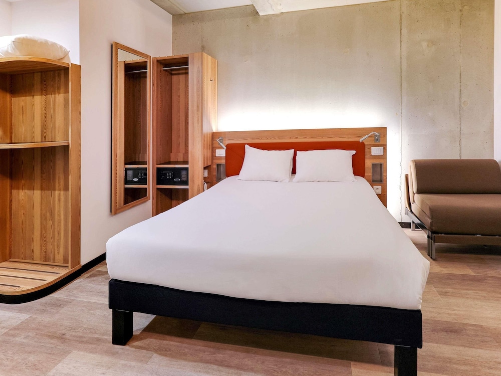 Habitación Estándar - Cama doble y sofá del hotel ibis Styles Ajaccio Napoleon