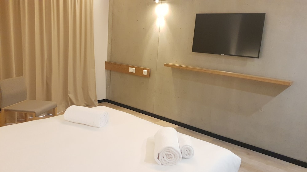 Habitación Estándar - Cama doble y sofá del hotel ibis Styles Ajaccio Napoleon. Foto 2