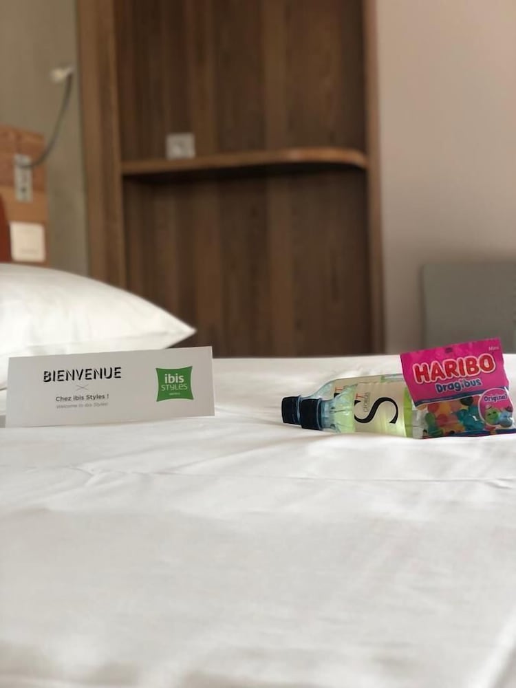 Habitación Estándar - Cama doble y sofá del hotel ibis Styles Ajaccio Napoleon. Foto 6