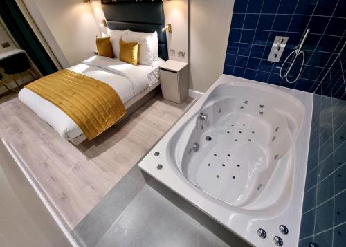 Suite exclusiva con jacuzzi del hotel NOX Maida Vale. Foto 9