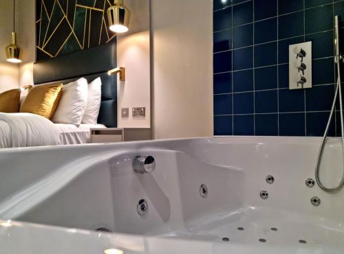 Suite exclusiva con jacuzzi del hotel NOX Maida Vale. Foto 12