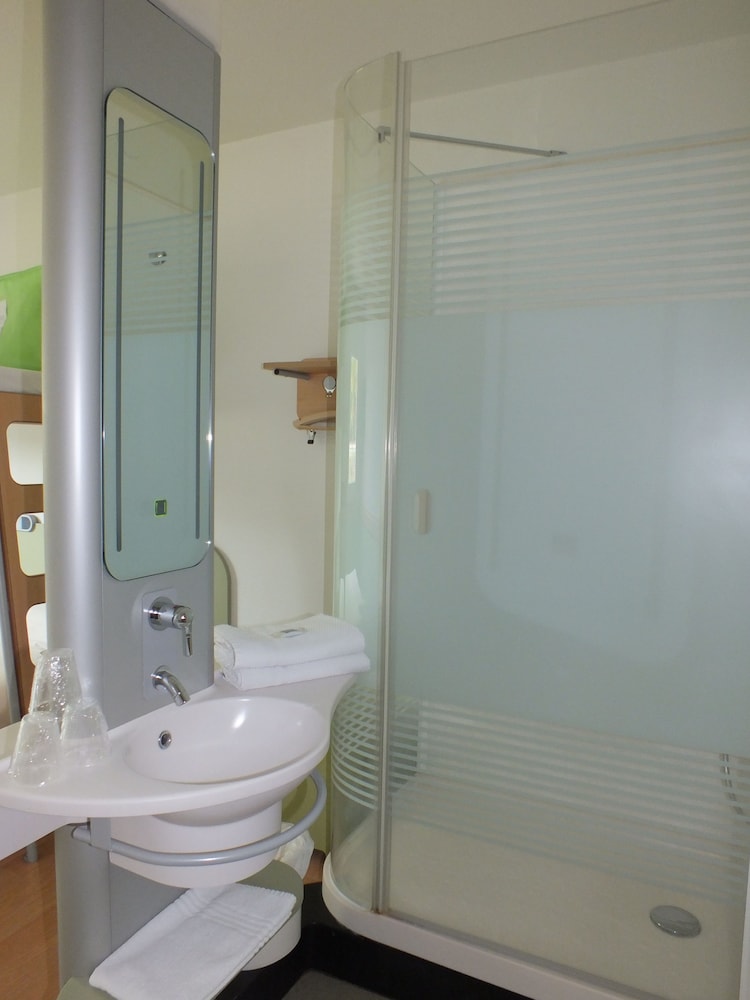 Habitación triple, varias camas del hotel ibis budget Romorantin. Foto 7