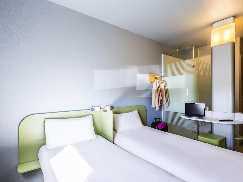 Habitación con 2 camas individuales, 2 camas individuales del hotel ibis budget Romorantin. Foto 4