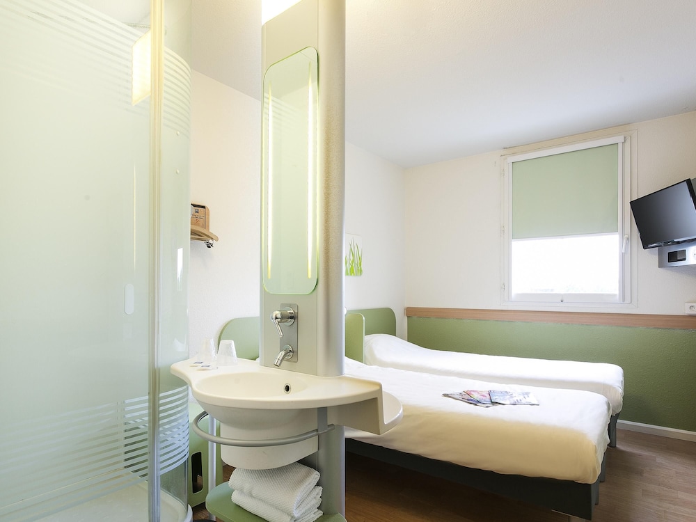 Habitación con 2 camas individuales, 2 camas individuales del hotel ibis budget Romorantin. Foto 6