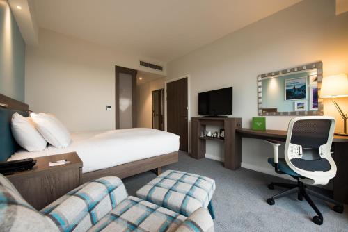 Habitación con cama grande del hotel Hampton by Hilton Edinburgh West End. Foto 2