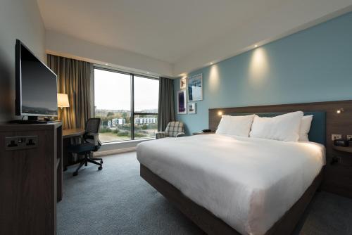 Habitación con cama grande del hotel Hampton by Hilton Edinburgh West End. Foto 3