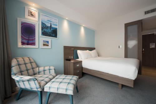 Habitación con cama grande del hotel Hampton by Hilton Edinburgh West End. Foto 4
