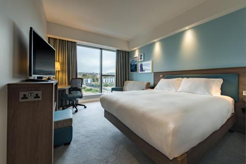 Habitación con sofá cama - 1 cama grande del hotel Hampton by Hilton Edinburgh West End. Foto 2