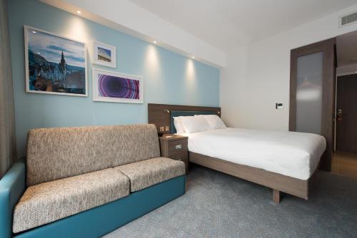 Habitación con sofá cama - 1 cama grande del hotel Hampton by Hilton Edinburgh West End. Foto 3