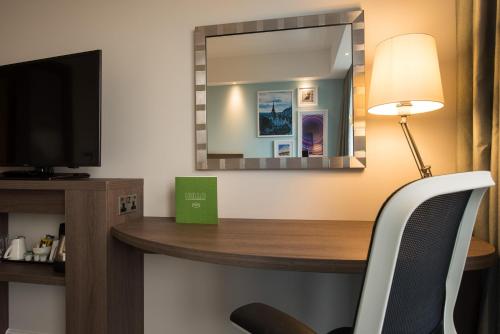 Habitación con cama grande adaptada para personas de movilidad reducida del hotel Hampton by Hilton Edinburgh West End. Foto 2