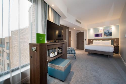 Habitación con cama grande adaptada para personas de movilidad reducida del hotel Hampton by Hilton Edinburgh West End. Foto 3