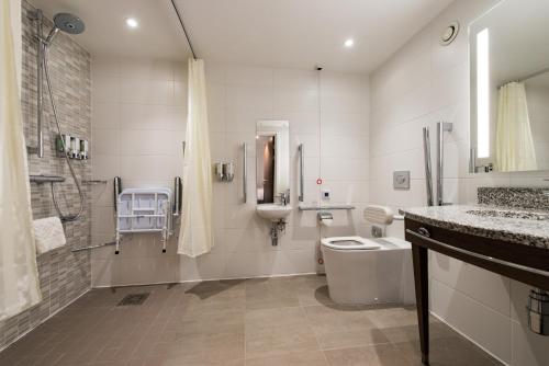 Habitación con cama grande adaptada para personas de movilidad reducida del hotel Hampton by Hilton Edinburgh West End. Foto 5
