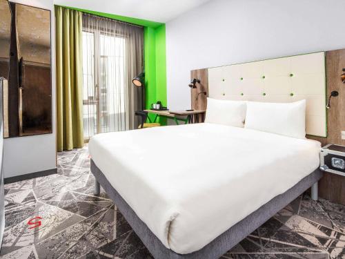 Habitación con cama grande del hotel ibis Styles London Ealing