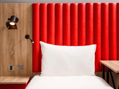Habitación Doble Estándar - 2 camas del hotel ibis Styles London Ealing. Foto 7