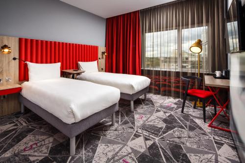 Habitación Doble Estándar - 2 camas del hotel ibis Styles London Ealing. Foto 12