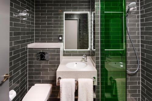 Habitación Doble Estándar - 2 camas del hotel ibis Styles London Ealing. Foto 14