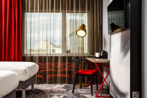 Habitación Doble Estándar - 2 camas del hotel ibis Styles London Ealing. Foto 17