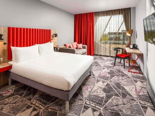 Habitación con cama grande del hotel ibis Styles London Ealing. Foto 3