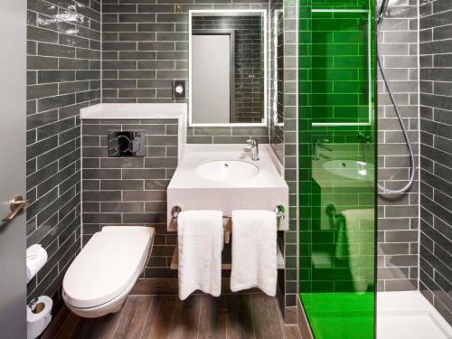 Habitación con cama grande del hotel ibis Styles London Ealing. Foto 5