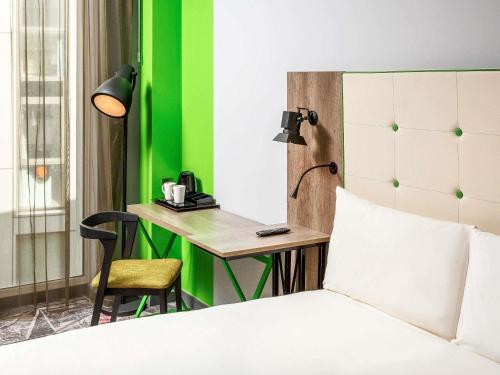 Habitación con cama grande del hotel ibis Styles London Ealing. Foto 6