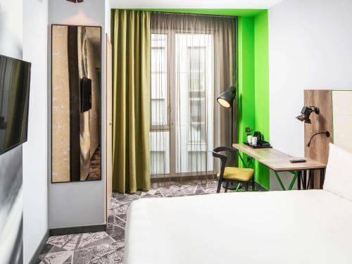 Habitación con cama grande del hotel ibis Styles London Ealing. Foto 7