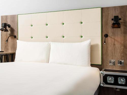 Habitación con cama grande del hotel ibis Styles London Ealing. Foto 8