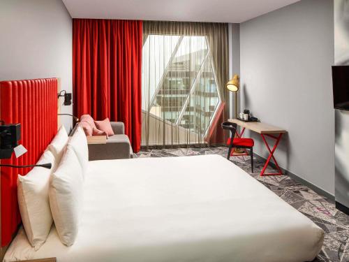 Habitación con cama grande del hotel ibis Styles London Ealing. Foto 9