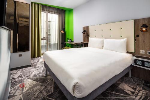Habitación con cama grande del hotel ibis Styles London Ealing. Foto 10