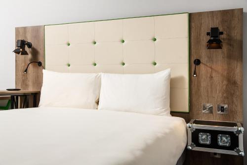 Habitación con cama grande del hotel ibis Styles London Ealing. Foto 15