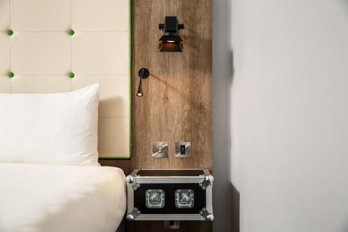 Habitación con cama grande del hotel ibis Styles London Ealing. Foto 16