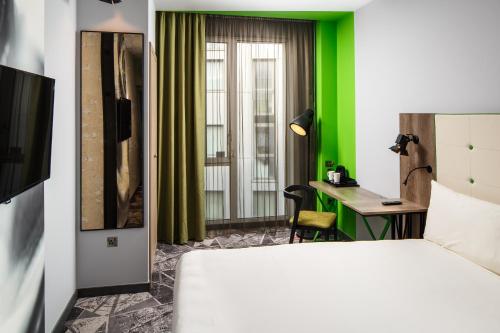 Habitación con cama grande del hotel ibis Styles London Ealing. Foto 17