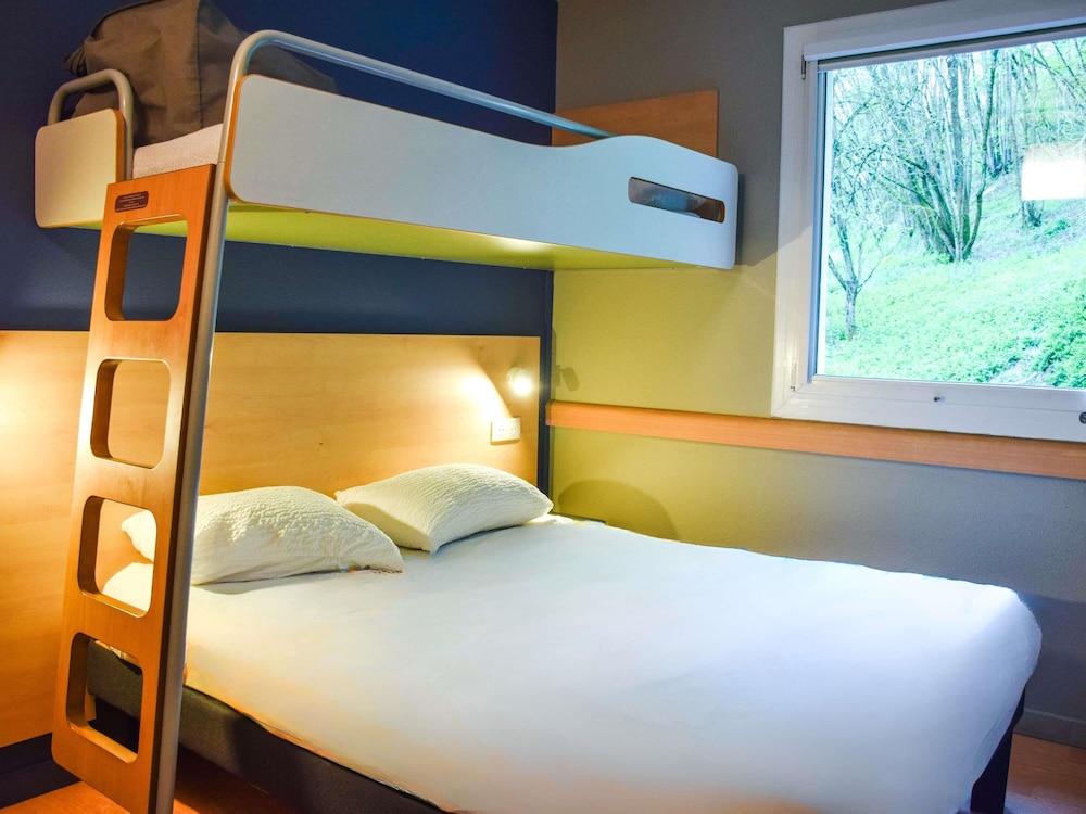 Triple - Habitación con cama grande y litera del hotel Ibis Budget Rodez. Foto 1