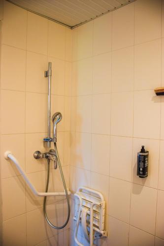 Habitación para movilidad reducida con cama grande adaptada del hotel Ibis Budget Rodez. Foto 2