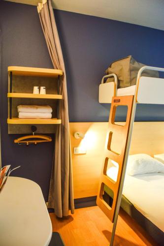 Habitación para movilidad reducida con cama grande adaptada del hotel Ibis Budget Rodez. Foto 3