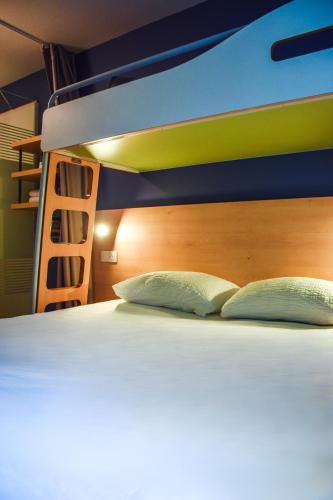 Habitación para movilidad reducida con cama grande adaptada del hotel Ibis Budget Rodez. Foto 4