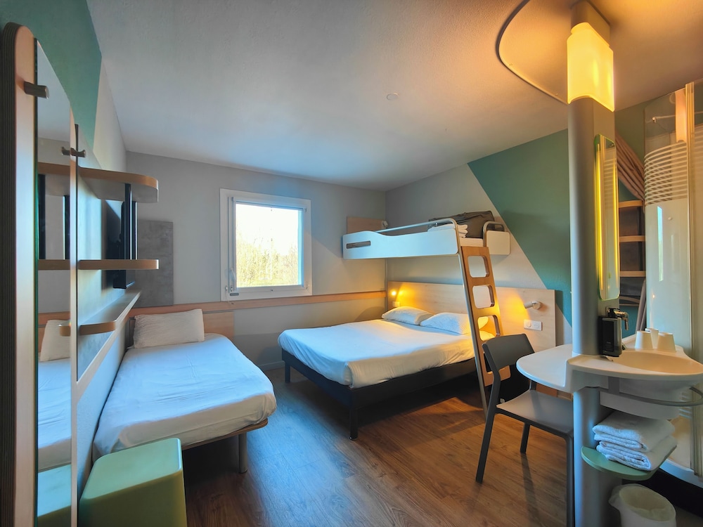 Triple - Habitación con cama grande y litera del hotel Ibis Budget Rodez. Foto 3