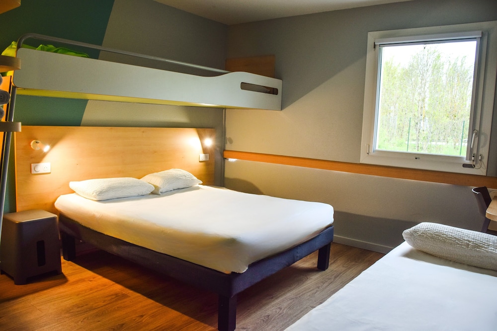 Triple - Habitación con cama grande y litera del hotel Ibis Budget Rodez. Foto 6
