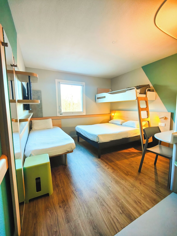Triple - Habitación con cama grande y litera del hotel Ibis Budget Rodez. Foto 7