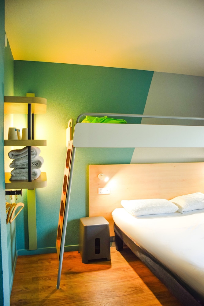 Triple - Habitación con cama grande y litera del hotel Ibis Budget Rodez. Foto 8