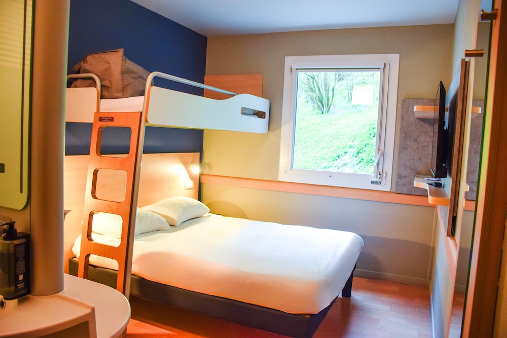 Triple - Habitación con cama grande y litera del hotel Ibis Budget Rodez. Foto 9