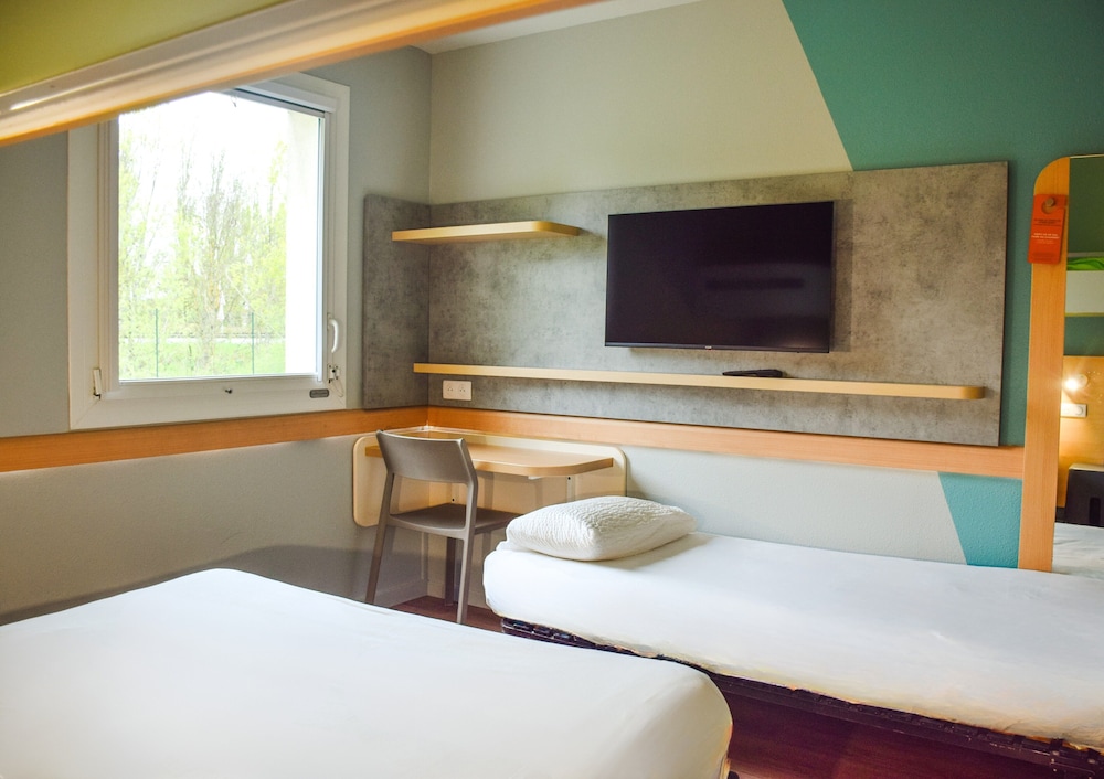 Triple - Habitación con cama grande y litera del hotel Ibis Budget Rodez. Foto 11