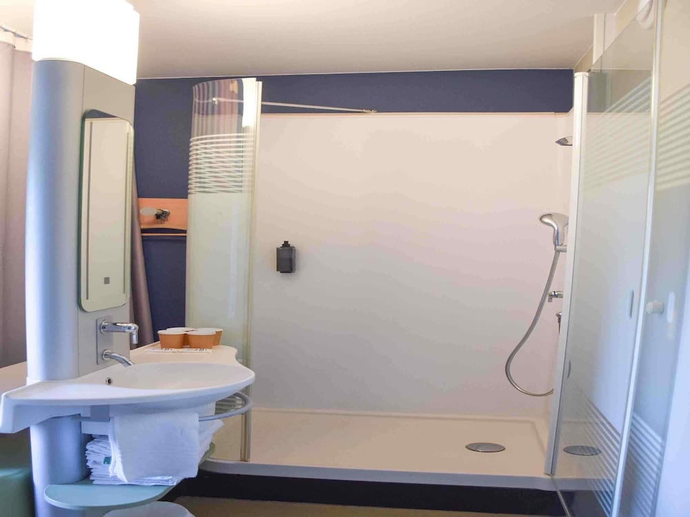 Triple - Habitación con cama grande y litera del hotel Ibis Budget Rodez. Foto 13