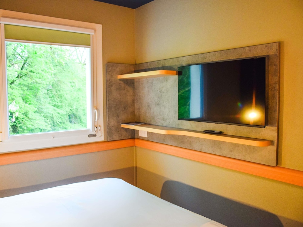 Habitación doble 2 Camas individuales del hotel Ibis Budget Rodez. Foto 6